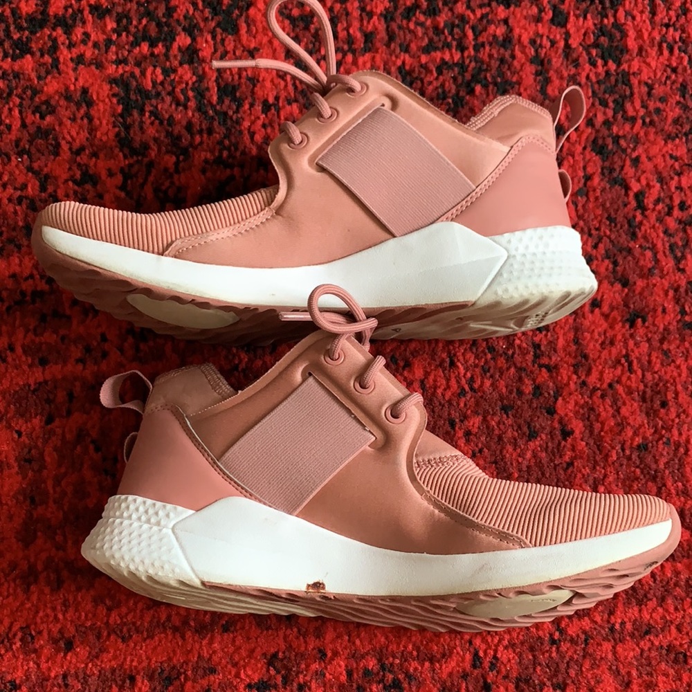 Pretty in pink women’s Reebok tennis shoes!